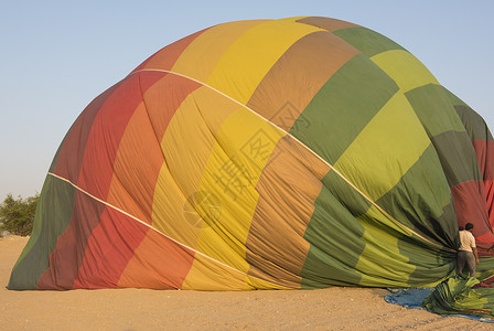 热空气气球在地面降压图片