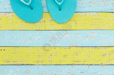 夏季暑假概念背景 木甲板上有绿宝石海滩沙滩凉鞋背景图片