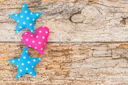 粉色蓝色星星用织物心和恒星形状的贺卡背景 蓝色的 纺织品 星星背景
