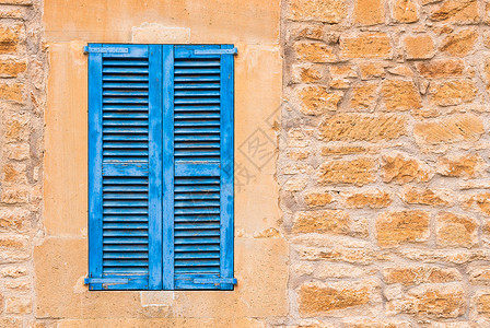 地中海房子close-u的蓝色百叶窗背景图片