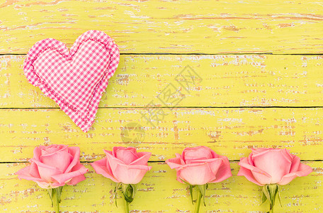 有粉红玫瑰和爱心的情人夜背景背景图片