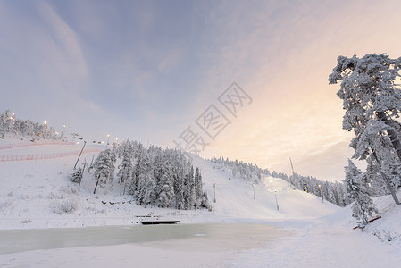 滑雪水池小河在冬季和天气良好时滑雪跳山 品红 跳跃 乐趣 清除背景