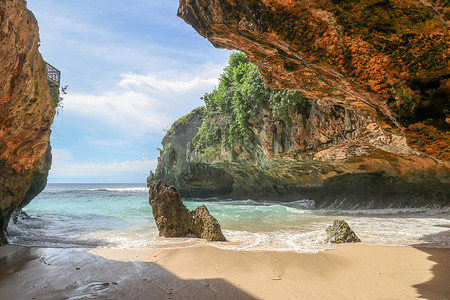 海错图苏鲁班海滩 巴厘岛 印度尼西亚 自然假期背景 在岩石海岸的五颜六色的日出 大鹏在海滩上 蓝色的海洋 节日快乐 假期 冲浪 太阳背景