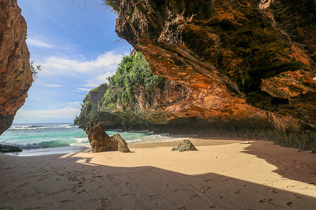 苏鲁班海滩 巴厘岛 印度尼西亚 自然假期背景 在岩石海岸的五颜六色的日出 大鹏在海滩上 蓝色的海洋 节日快乐 假期 海浪 乌鲁瓦背景图片