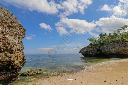 乌卢鲁巨石印度尼西亚巴厘岛巴东巴东海滩-自然度假背景 在印度洋上突出的巨石和岩层 太阳 晚上背景