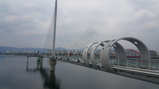 程阳桥在春川市的索阳湖上漫步 天空的景色很美 地平线背景