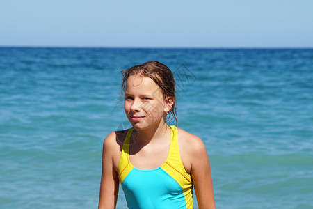 在海平面背景下 穿泳衣的女孩的肖像画背景图片