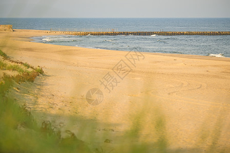 波兰波罗的海孤单海滩 乌斯特卡 夏天 清除 蓝色的背景图片