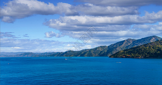 宁静海在尼斯天空下背景图片