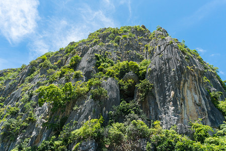 的鳄鱼或鳄鱼山或山 季节 石头山 晴天 夏天 河 云图片