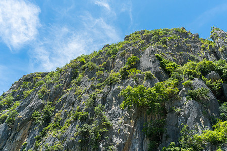 的鳄鱼或鳄鱼山或山 河 蓝天 夏天的概念 暖光 石头山 水图片