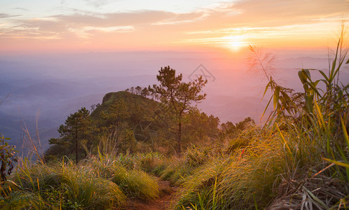 土山Phu Langka国家公园的金日落和紫光普月 地球 假期背景