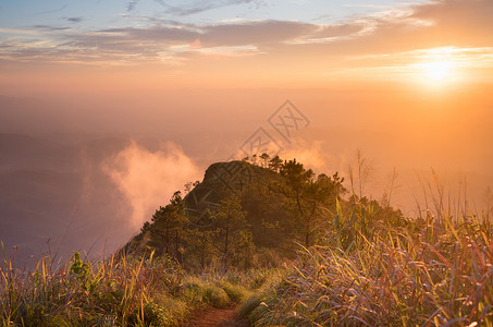 土山泰国Phu Langka国家公园的金日落 月光Phu Nom 季节 温暖的背景