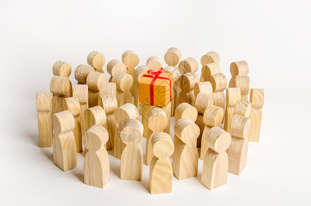 一大群人围着一个装有礼物的盒子 选好礼的概念 数量有限 全部售罄 送给社区的礼物 生日派对 新年和圣诞节 集体背景图片