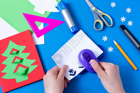 儿童用圣诞树做卡片 剪刀 装饰风格 项目 操作说明 假期背景图片