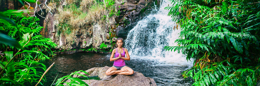 瑜伽宣传单页女瑜伽好妇女通过瓦特瀑布和红树林在自然中进行冥想 对健康和健康 谨慎概念进行全面宣传背景