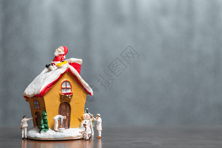 迷你人画房子和圣诞老人坐在R座上 有趣的 坐着高清图片