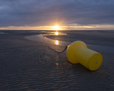 日落时在诺兰迪海滩的浮标上 地平线 海浪 夏天高清图片