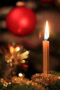 圣诞烛光 配有红色和金色的圣诞装饰品背景图片