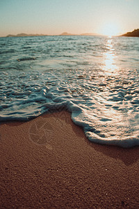 超级尖锐的潮水 大量的泡沫 进入海滩沙滩上空图片