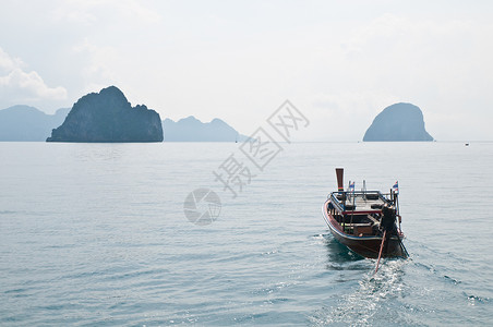 泰国船在普吉海航行背景图片