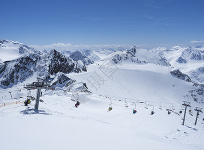 滑雪图素材在春日阳光明媚的日子里 在滑雪胜地的冬季景观中 从 Wildspitz 的顶部可以欣赏到风景 那里有白雪覆盖的山坡和滑雪道 滑雪背景
