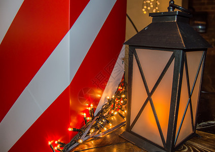 深色背景上的圣诞装饰 神奇的灯笼和五颜六色的花环散景 圣诞装饰品和新年气氛背景图片