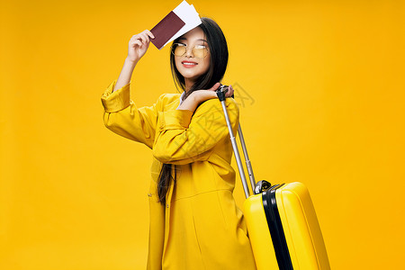 带着护照和机票的行李箱旅行快乐的人图片