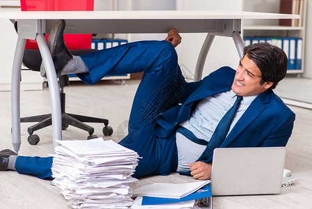 在办公室加班的疲劳 疲累的商人 过度劳累 经理 压力图片