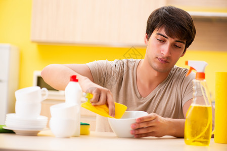 男人在家洗碗 卫生 琐事 家务 湿的 玻璃 洗碗机图片