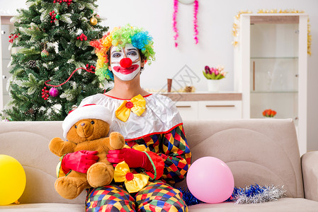 小丑玩具圣诞庆典中搞笑的小丑概念 礼物 季节 漫画 家背景