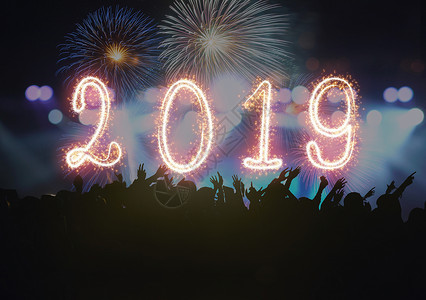 音乐会字体新年2019年快乐 与Sparkle 在音乐会的烟花背景
