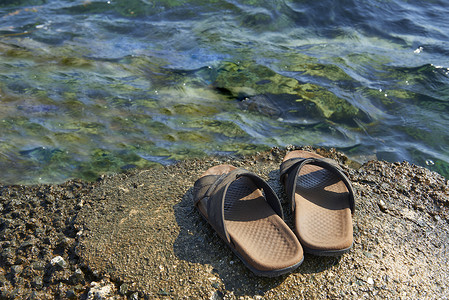 海滩鞋 皮革 凉鞋 照片 闲暇 放松 空的 水边高清图片