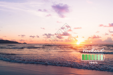 清明节放假通告书法完全充电电池100%的标志性图标 在奈塔里夏日沙滩上放假 假期很长的周末休息时间 横幅 背景虚化背景
