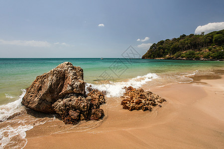 龙宁海滩 前方有岩石和绿蓝海背景图片