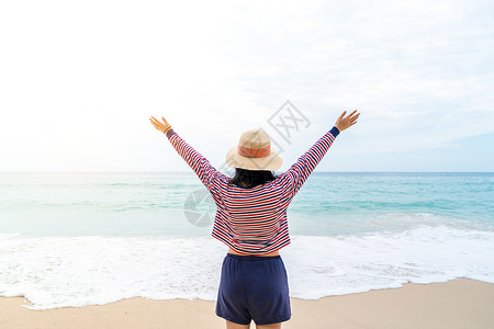 妇女游遍世界各地 夏季沙滩自由 放松生活;和 路高清图片