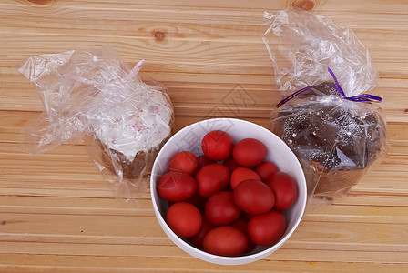 红蛋和复活节蛋糕 复活节假日 食物 春天 木制的背景图片