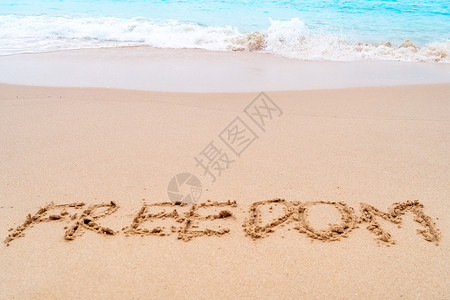 沙滩文字在沙滩上画着自由的文字 太阳 休假 夏天 爱 情感背景