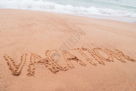 夏日沙滩上画的渡假词手 漫长的周末 热的 海滨 蓝色的 休假背景图片