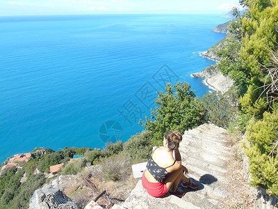 俯视海面的深楼梯 大地 户外 利古里亚 旅游 行 岩石背景图片