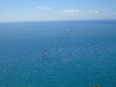 俯视海面的深楼梯 海岸线 海滩 水 美丽的 蓝色的背景图片