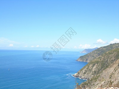 俯视海面的深楼梯 旅游 树 地中海 岩石 假期背景图片