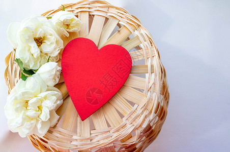情人节 母亲节的概念 3月8日 家庭日 白花 红木心和白色背景的礼物盒背景图片