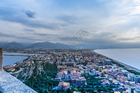 密拉佐镇的地峡 来自特卫军的最高防线背景