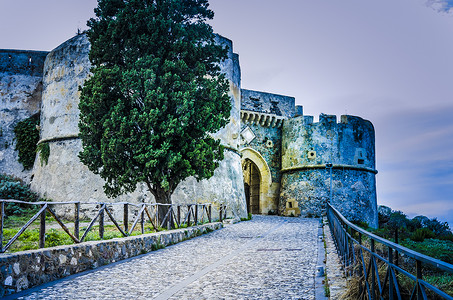 进入诺曼城堡的入口街 米拉佐西西西里图片