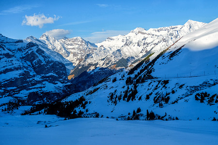 德力士沃伦瑞士阿尔卑斯山脉的空中景象 蹲下 清除 自然 户外背景