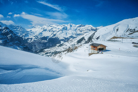 格林德瓦瑞士阿尔卑斯山脉的空中景象 滑雪 高的 少女峰背景