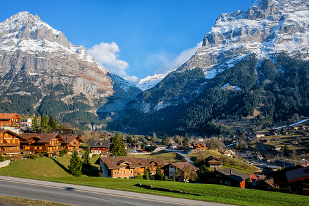 林德尔瓦尔德山高山美丽村庄的全景 少女峰 瑞士高清图片