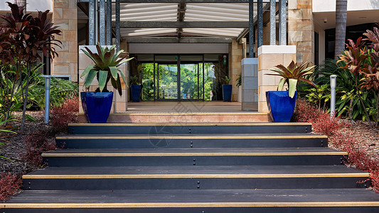 进入现代热带风格大楼的入口处高清图片