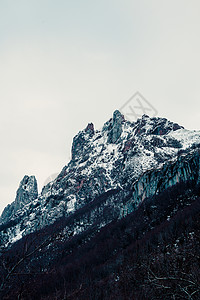 暴雪过后 岩石山峰的顶峰被超级关闭背景图片